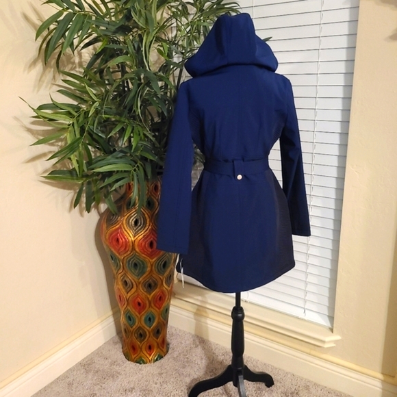 GUESS Coat w/ Belt - Picture 4 of 4